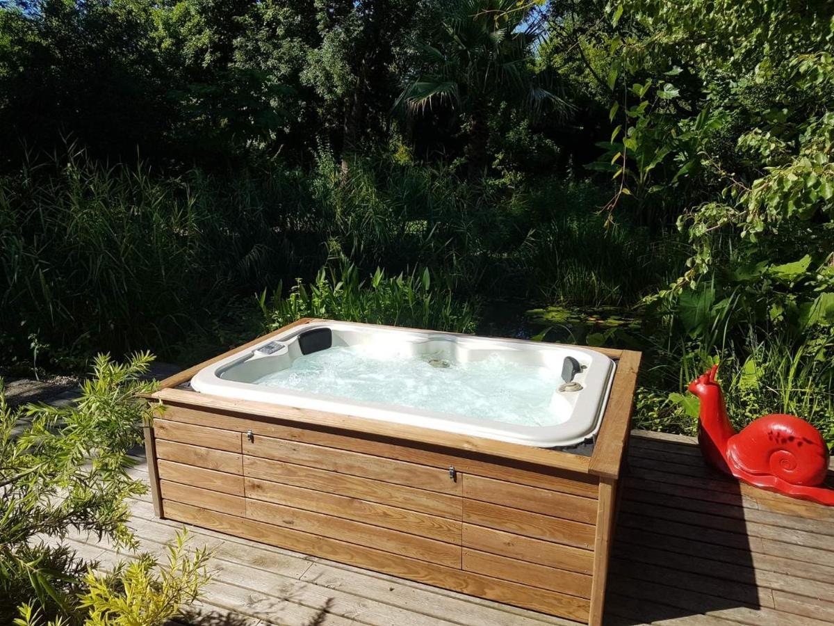 Bel appartement avec piscine chauffée Pezens Exterior foto